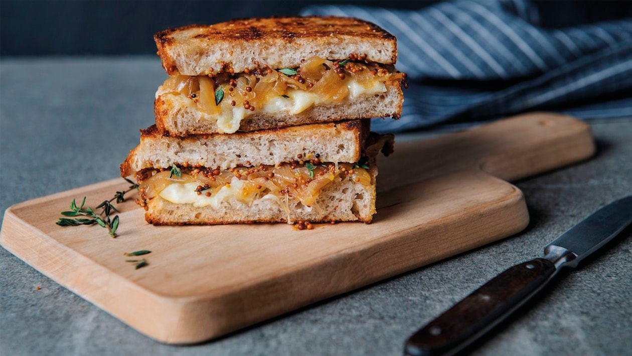 Sándwich de Queso a la parrilla con cebollas caramelizadas Sándwich de Queso a la parrilla con cebollas caramelizadas